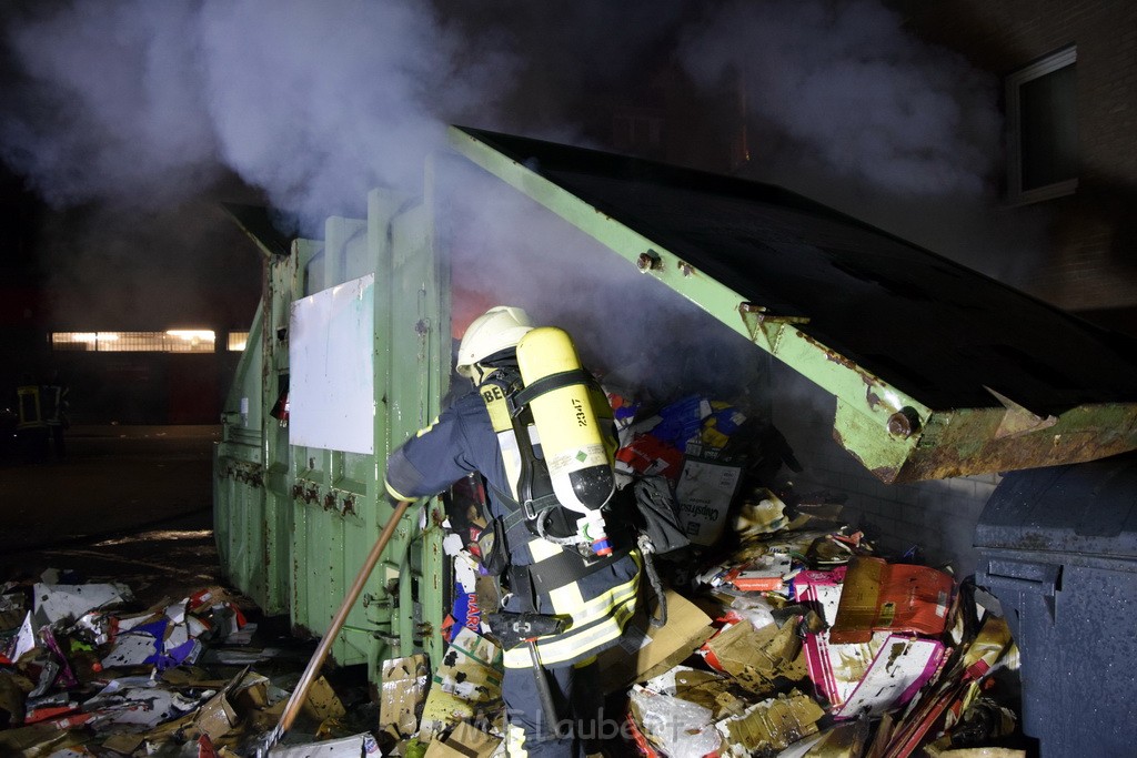 Feuer Papp Presscontainer Koeln Hoehenberg Bochumerstr P315.JPG - Miklos Laubert